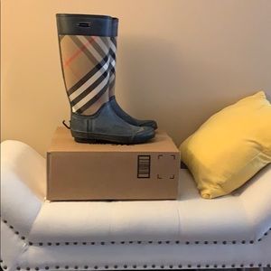 Burberry rain boots !! More than 40% off